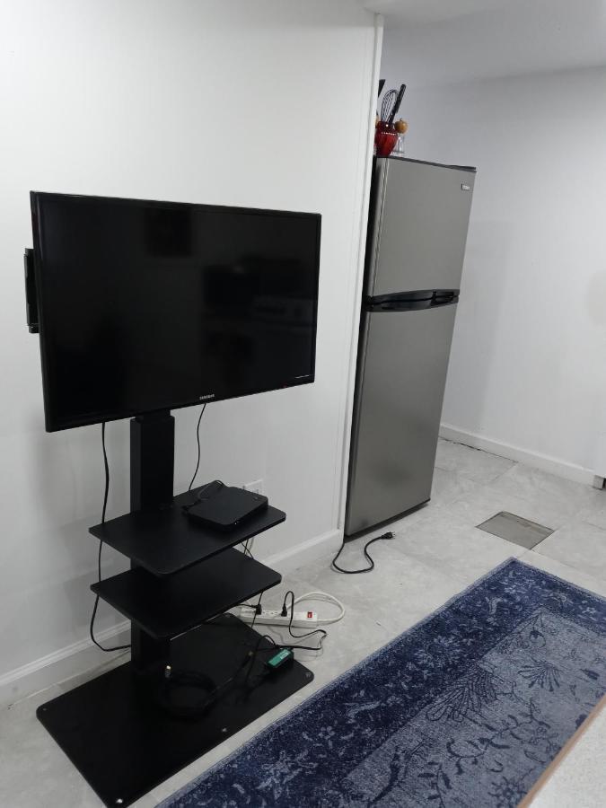 Апартаменты "Cozy Basement Retreat Just 40 Minutes To Nyc!" Ирвингтон Экстерьер фото