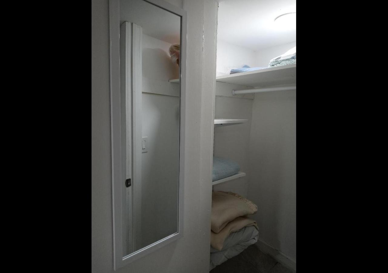 Апартаменты "Cozy Basement Retreat Just 40 Minutes To Nyc!" Ирвингтон Экстерьер фото