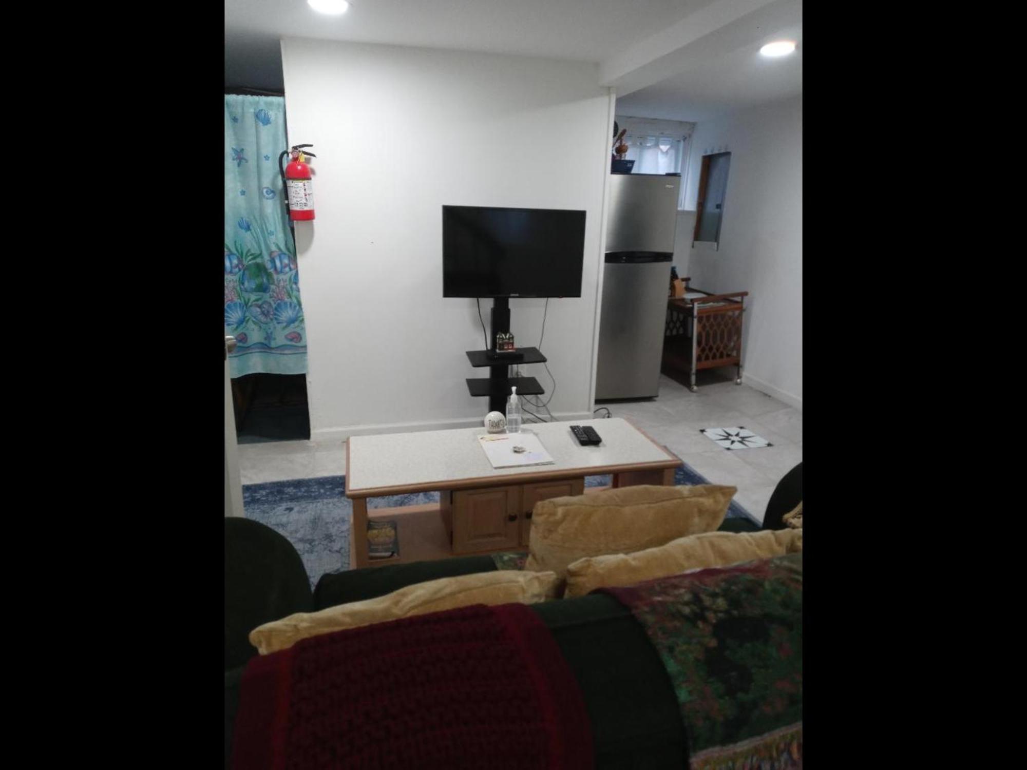 Апартаменты "Cozy Basement Retreat Just 40 Minutes To Nyc!" Ирвингтон Экстерьер фото