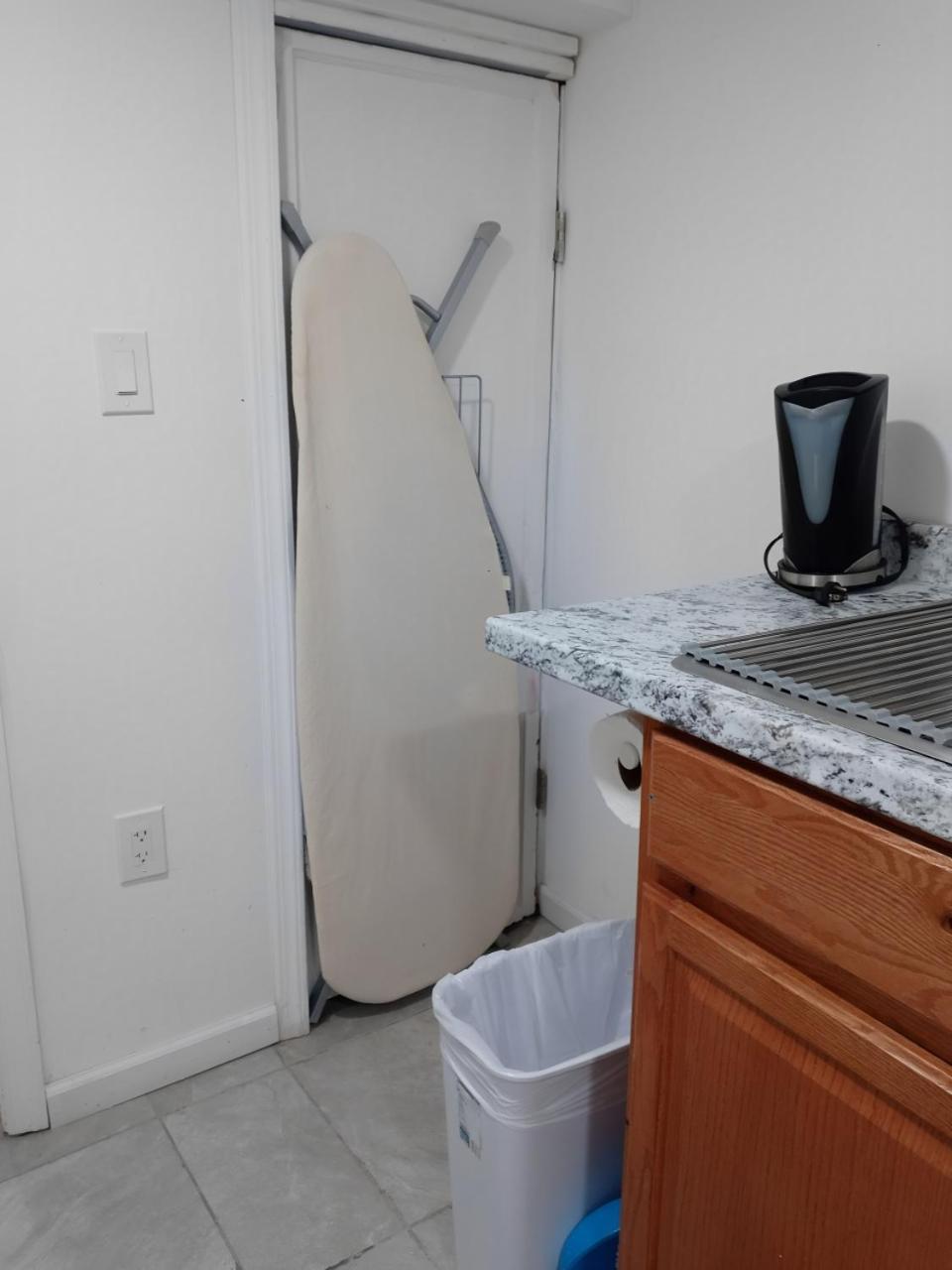Апартаменты "Cozy Basement Retreat Just 40 Minutes To Nyc!" Ирвингтон Экстерьер фото